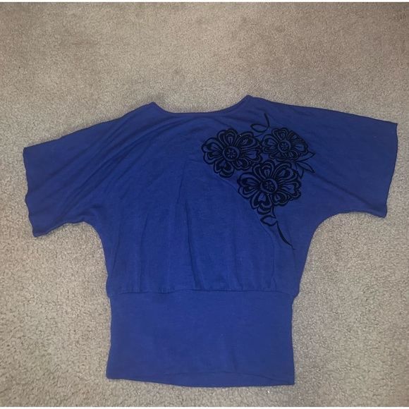 Amy Byer Dark Blue & Black Floral top size M - Picture 3 of 9